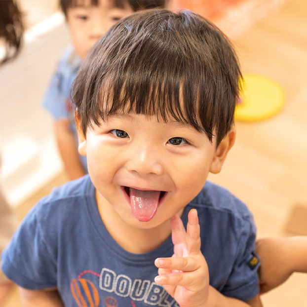 楽器と園児（写真）